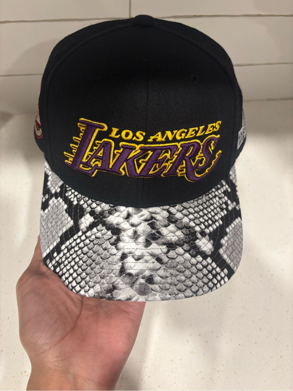 Los Angeles Lakers Black & Snake-Print Snapback Hat - Picture 4 of 7